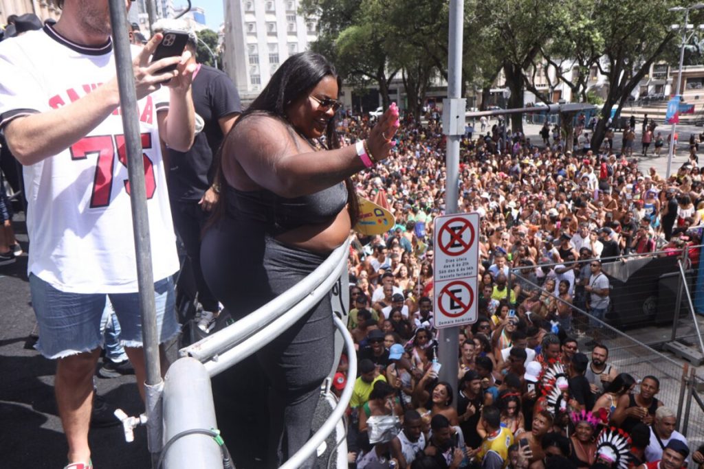 Jojo Todynhho de calça e top preto barrida de fora