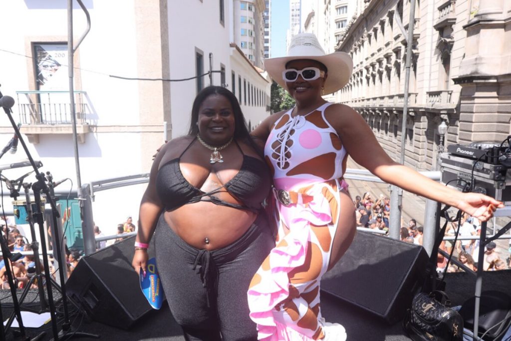 Jojo Todynho e Gaby Amarantos abraçadas