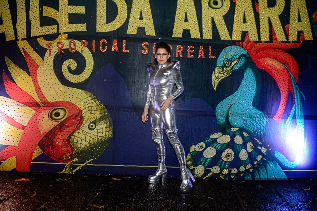 Bárbara Paz escolheu um look todo metalizado para a festa