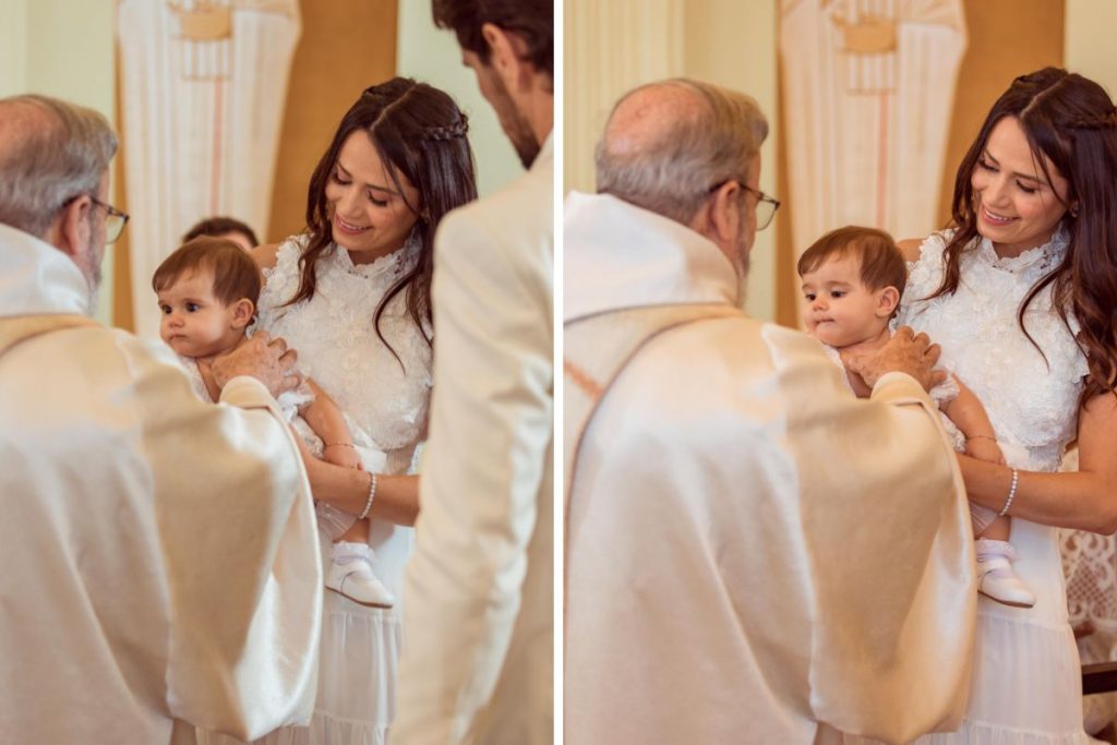 Angelina sendo batizada por Padre Antônio Maria