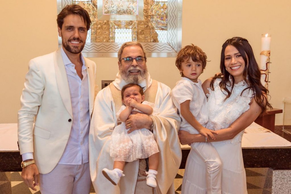 Thiago Arancam, Aline Frare, os filhos Francisco e Angelina, e Padre Antônio Maria