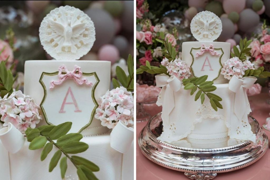 Bolo com brasão com a letra A do batizado de Angelina