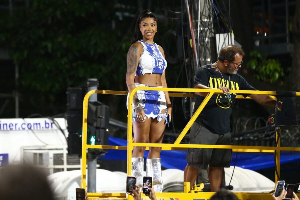 Ludmilla de cropped e saia azul e branco