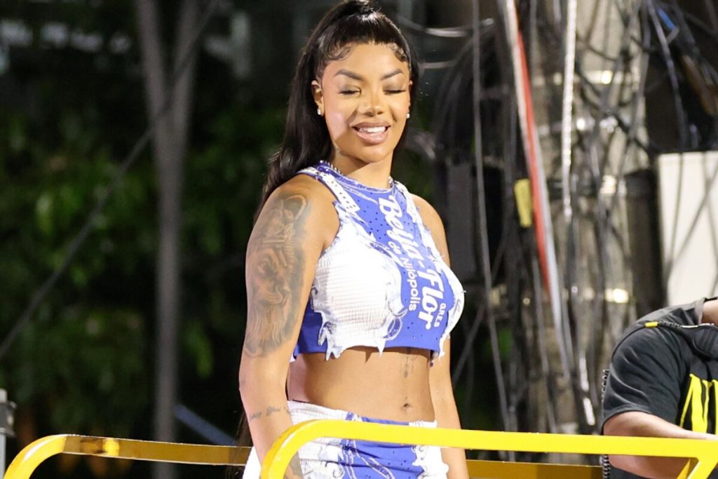 Ludmilla de cropped e saia azul e branco