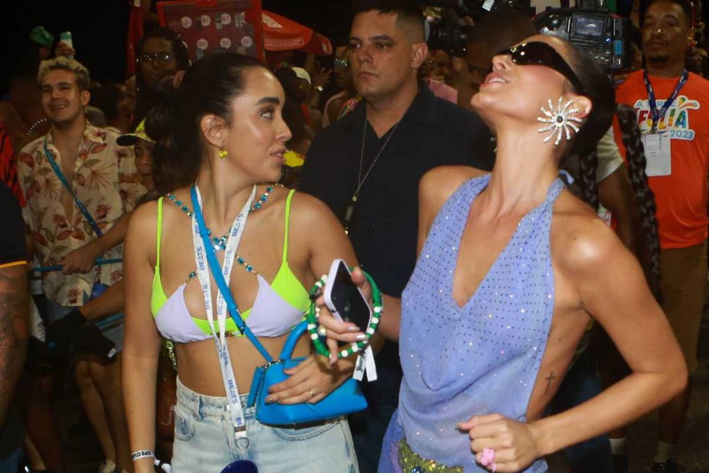 Bruna Marqeuzine curtiu trio de Anitta no meio da galera
