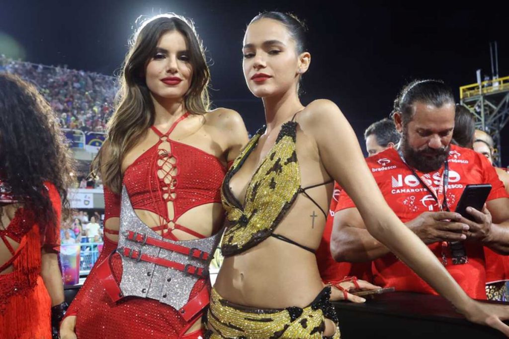 Bruna Marquezine e Camila Queiroz curtindo Carnaval do Rio de Janeiro