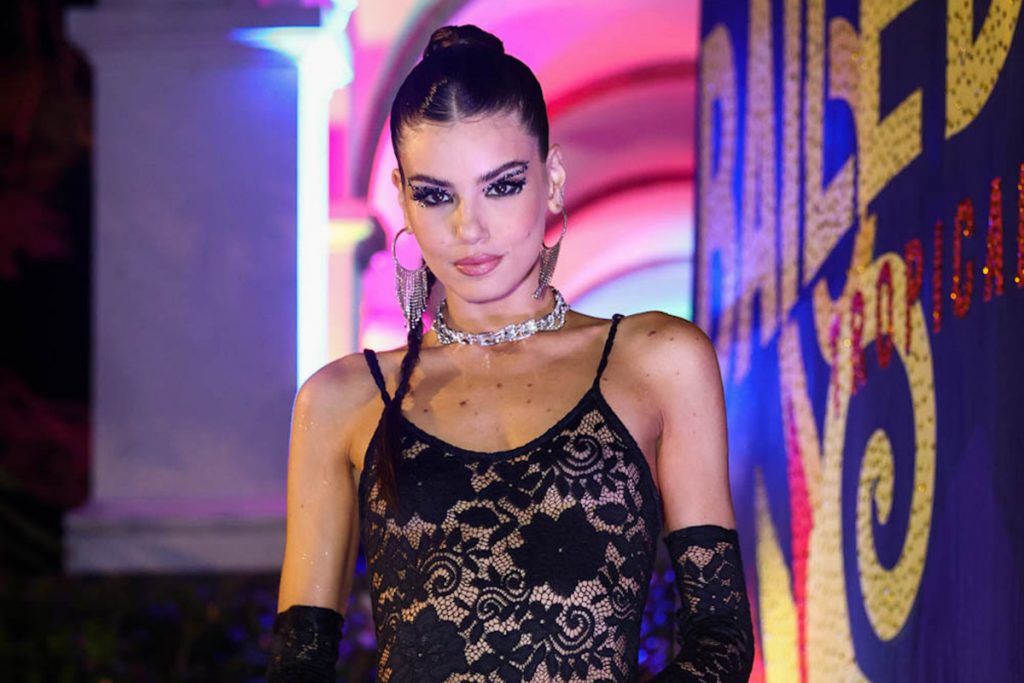 Camila Queiroz ousou no look para a ocasião