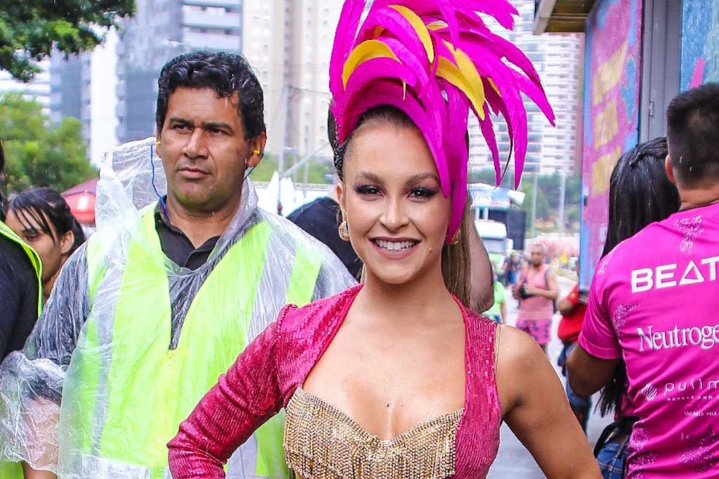 Carla Diaz curtindo Bloco da Favorita em São Paulo