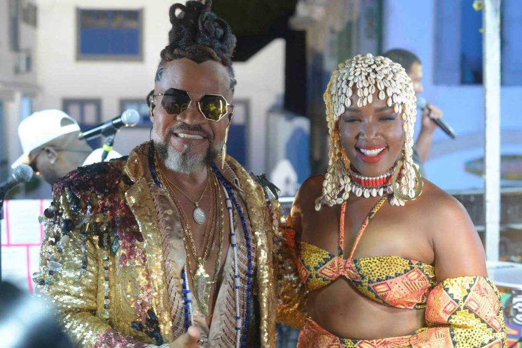 Carlinhos Brown recebendo IZA em estreia do Carnaval de Salvador