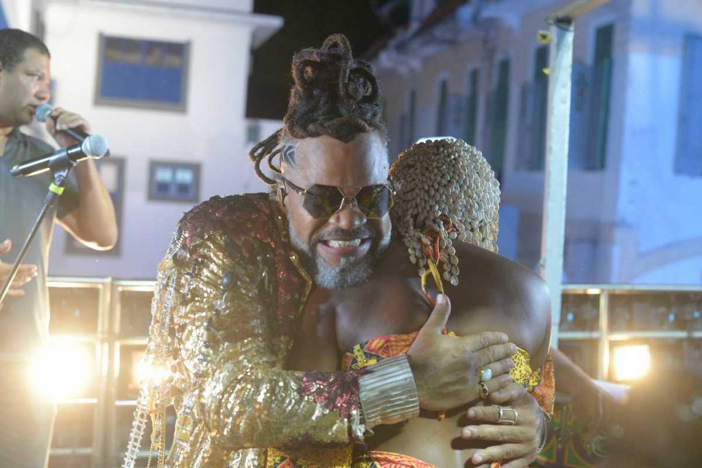 Carlinhos Brown recebendo IZA em estreia do Carnaval de Salvador