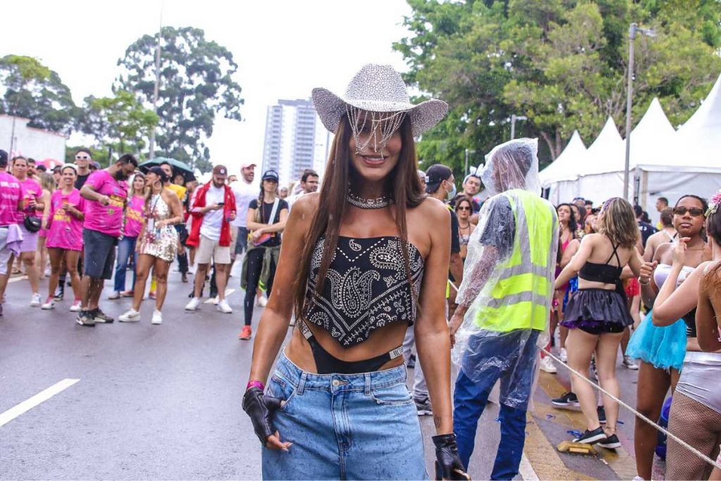 Carol Marra curtindo Bloco da Favorita em São Paulo