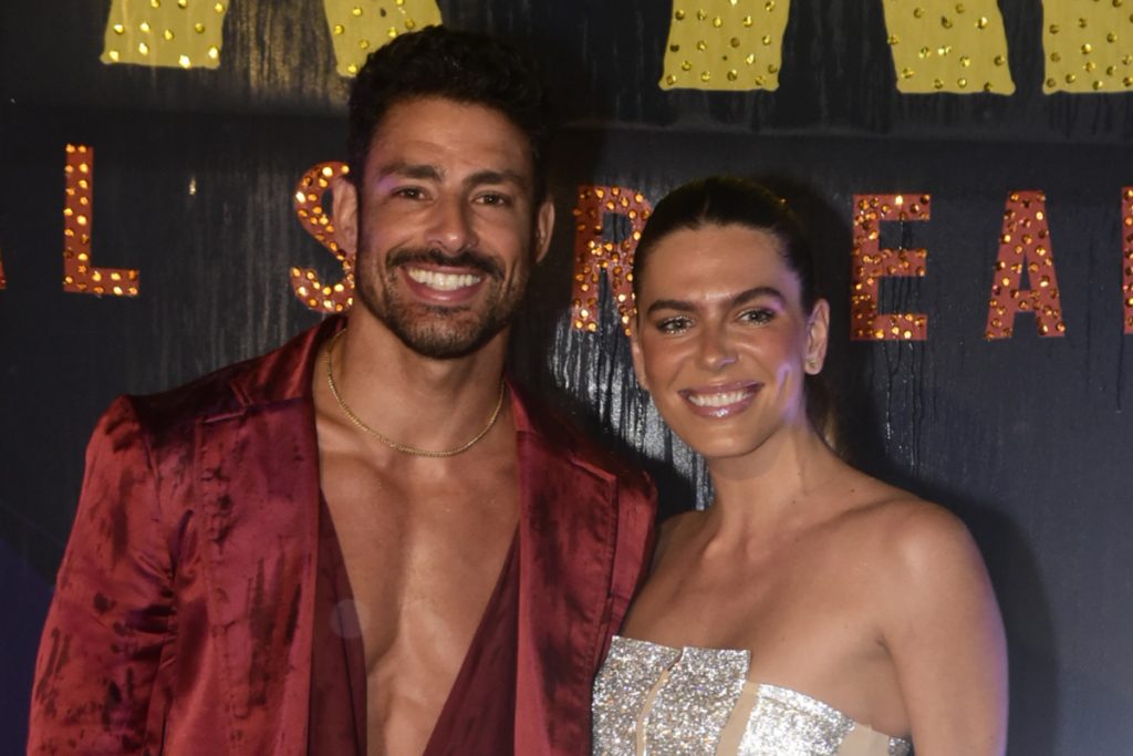 Cauã Reymond posou ao lado da esposa Mariana Goldfarb