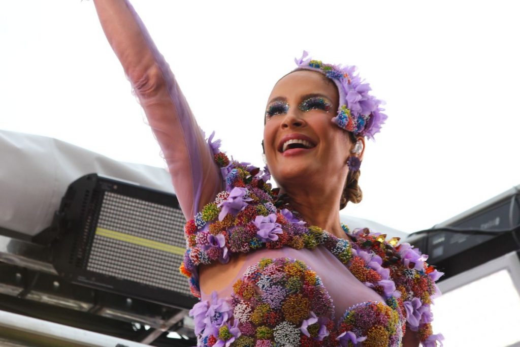 Claudia Leitte com look cheio de flores