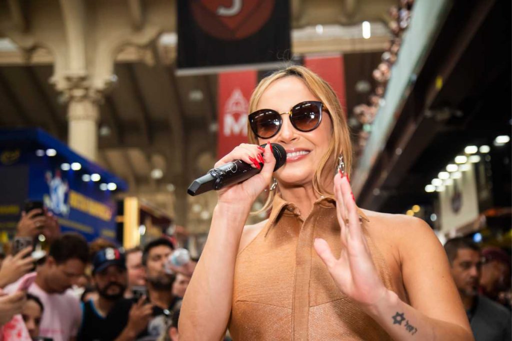 Claudia Leitte se apresentando no Mercadão Municipal