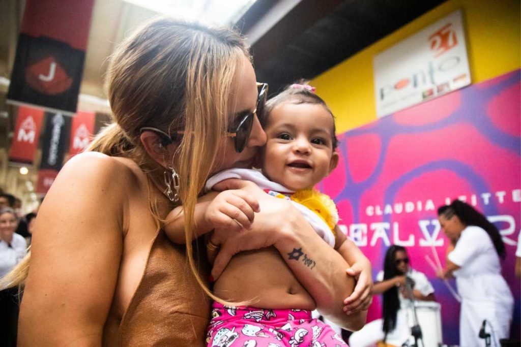 Claudia Leitte se apresentando no Mercadão Municipal