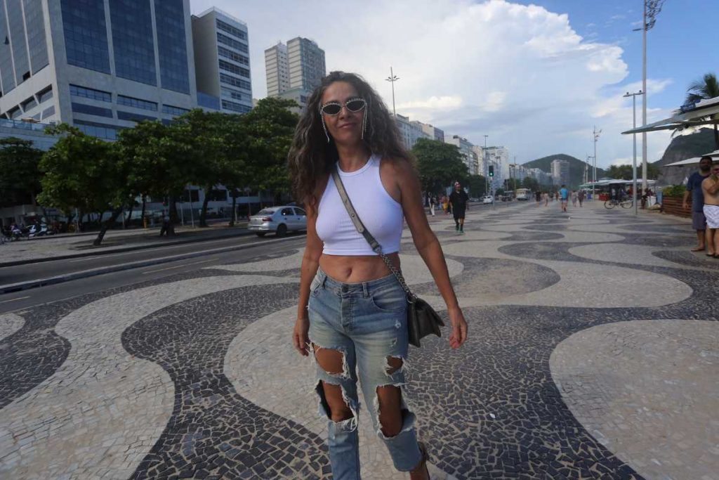 Claudia Ohana chegando credenciamento do baile da vogue