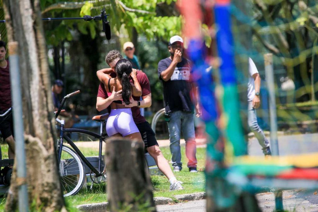 Dandara Mariana e Thiago Fragoso se beijam em gravação de cenas de Travessia