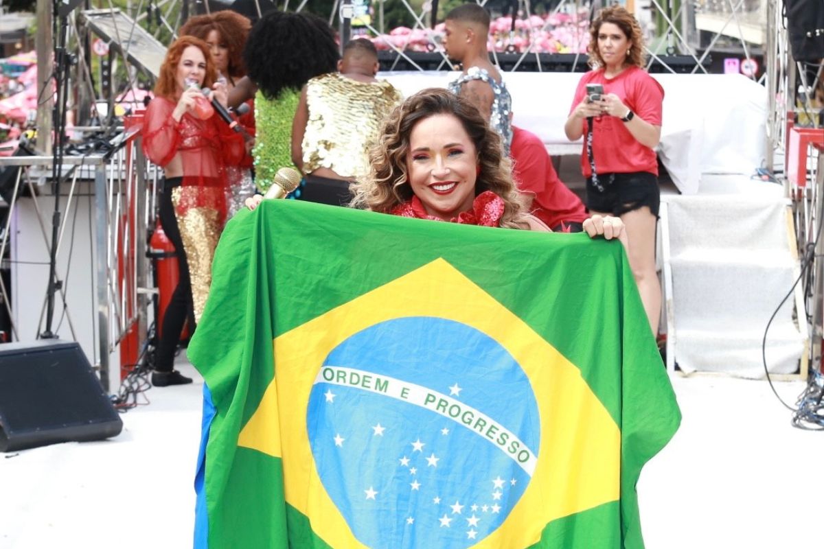 Daniela Mercury, em seu Trio, com bandeira do Brasil