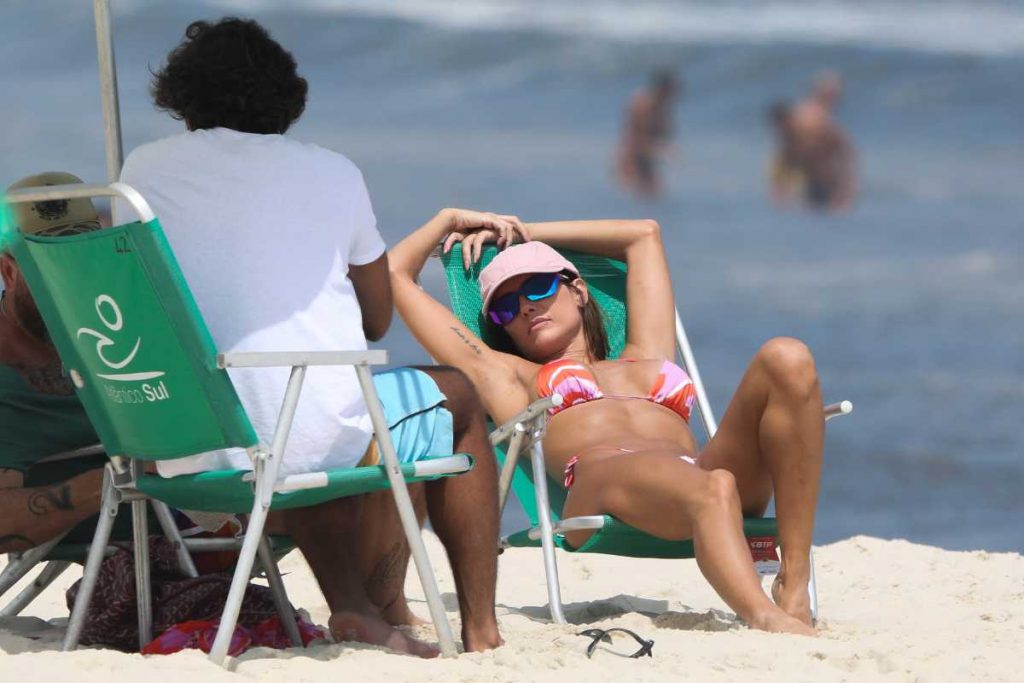 Deborah Secco curtindo dia na praia da Barra da Tijuca