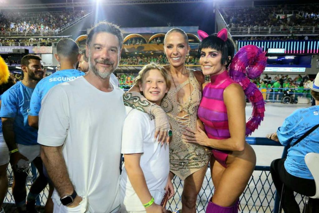 Adriane Galisteu e Deborah Secco com fãs no Carnaval do Rio de Janeiro