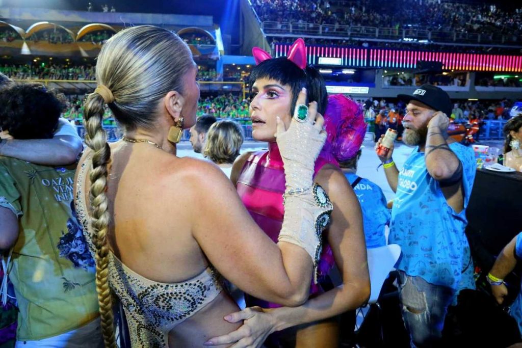 Adriane Galisteu encontrando Deborah Secco no Carnaval do Rio de Janeiro