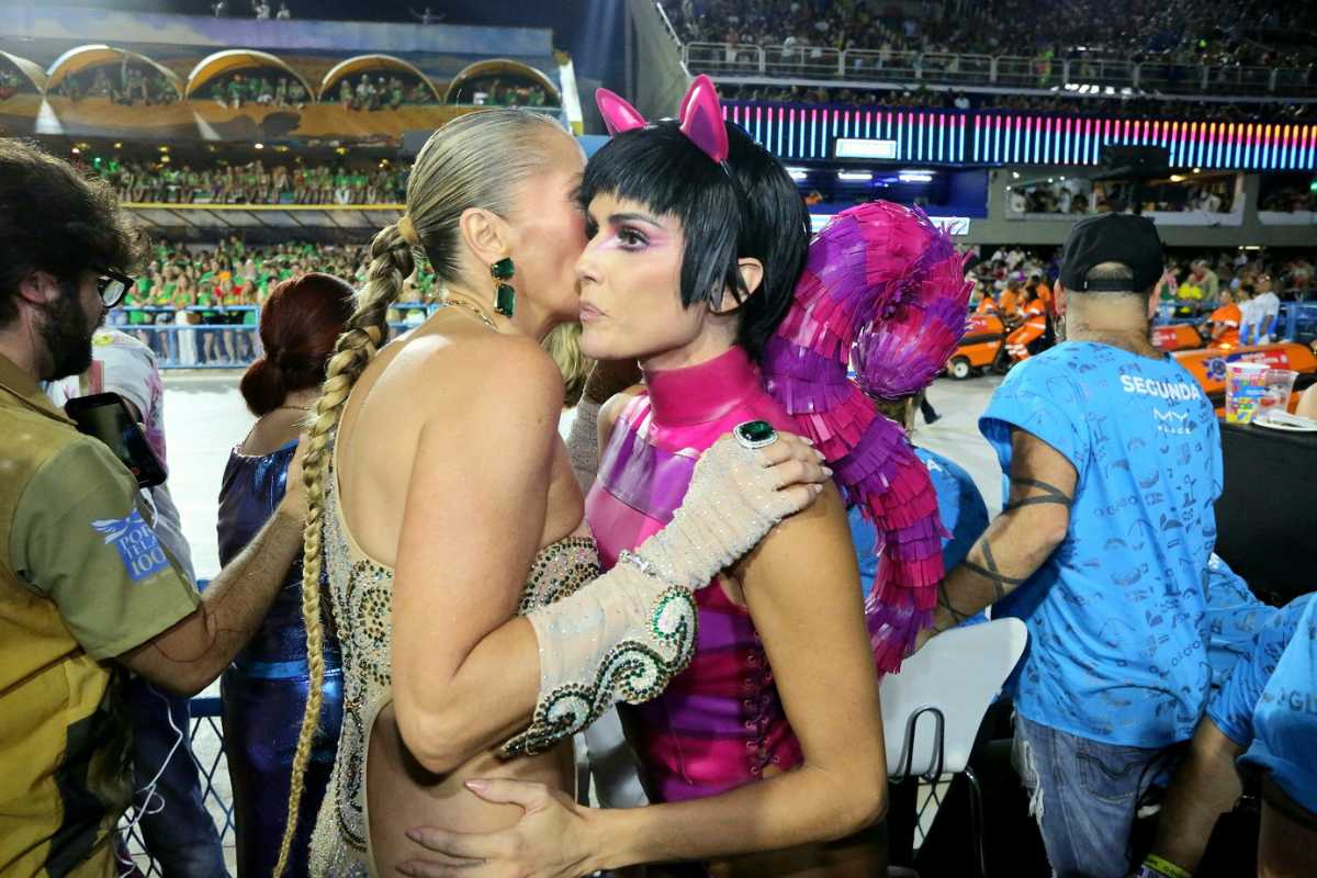 Adriane Galisteu fofocando com Deborah Secco no Carnaval do Rio de Janeiro
