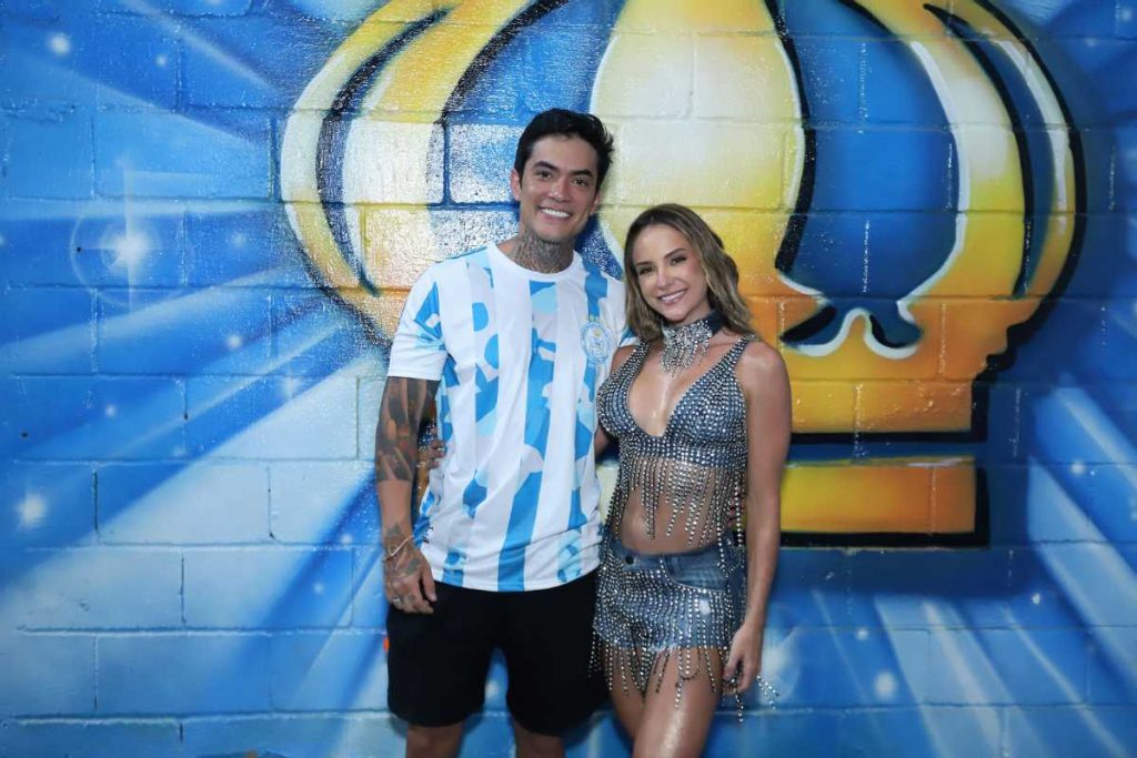 Gabi Martins posando com namorando na quadra da Vila Isabel