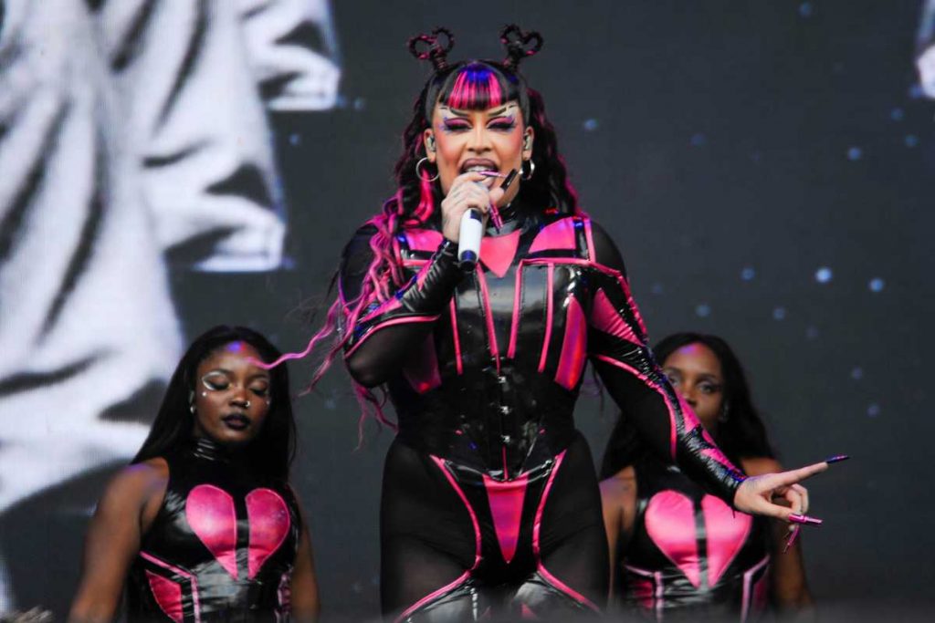 Gloria Groove se apresentando no CarnaUOL