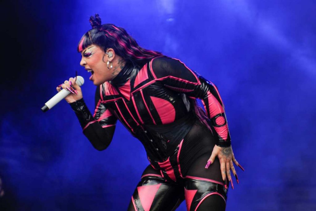 Gloria Groove se apresentando no CarnaUOL