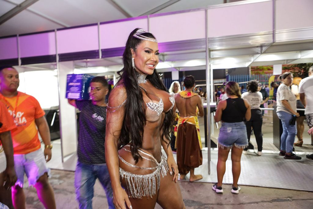 Gracyanne Barbosa mostra corpão no Carnaval
