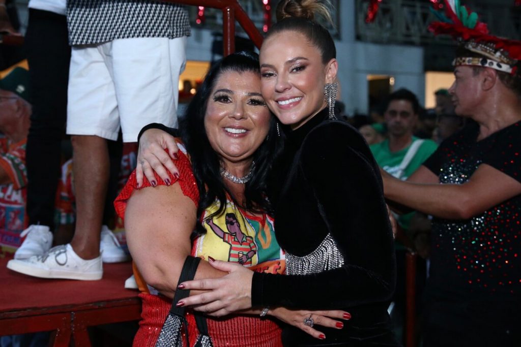 Paolla Oliveira abraçada a Mônica Pagodinho