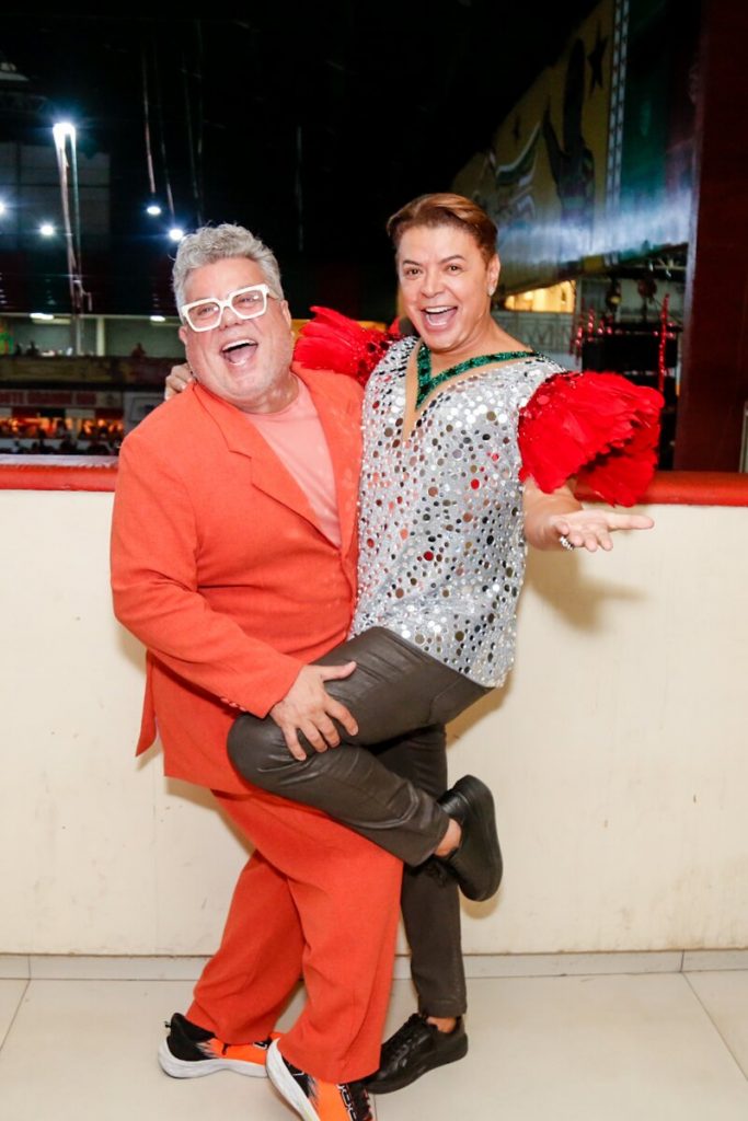 Milton Cunha de vermelho e David Brazil