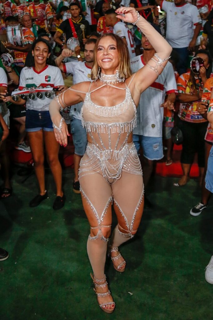 Paolla Oliveira de macacão estilizado, transparente