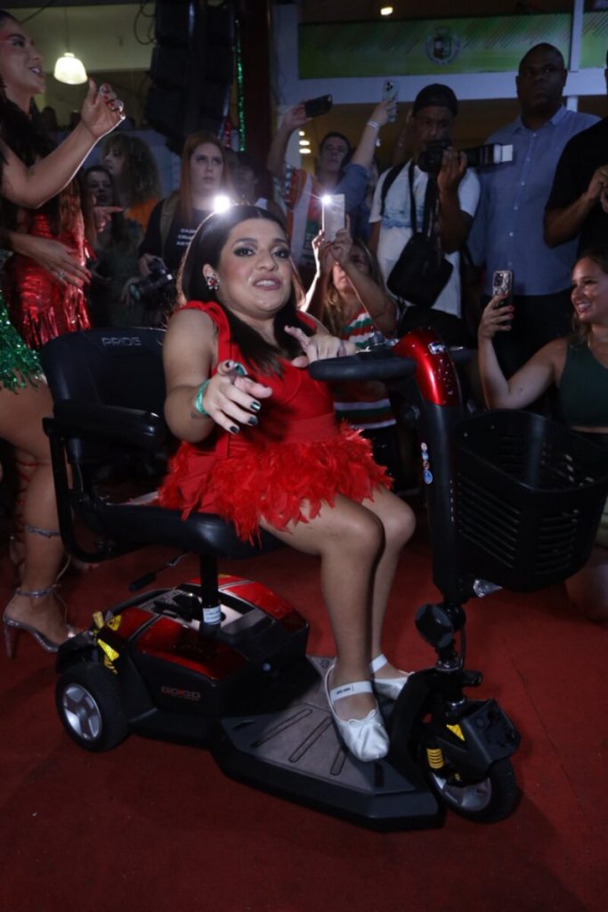 Pequena Lo de vestido vermelho