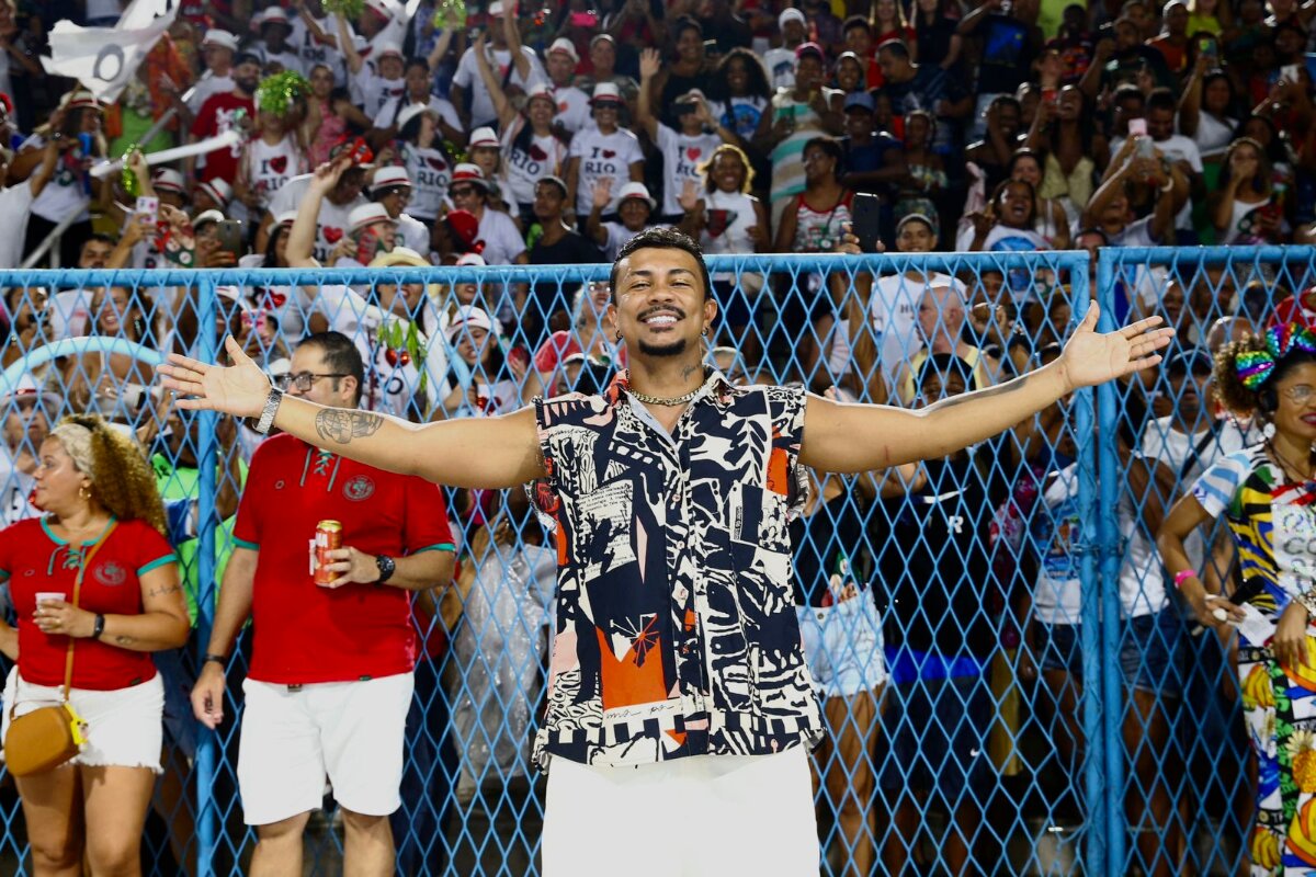 Xamã de calça branca e camisa da Grande Rio na Sapucaí