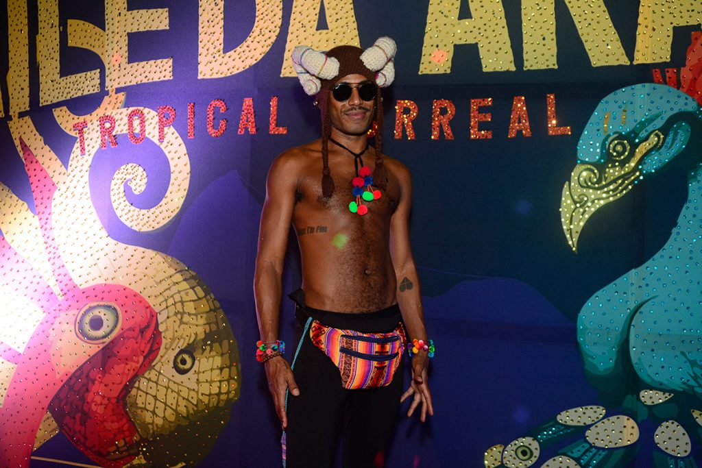 Ícaro Silva mostrou a boa forma ao posar sem camisa