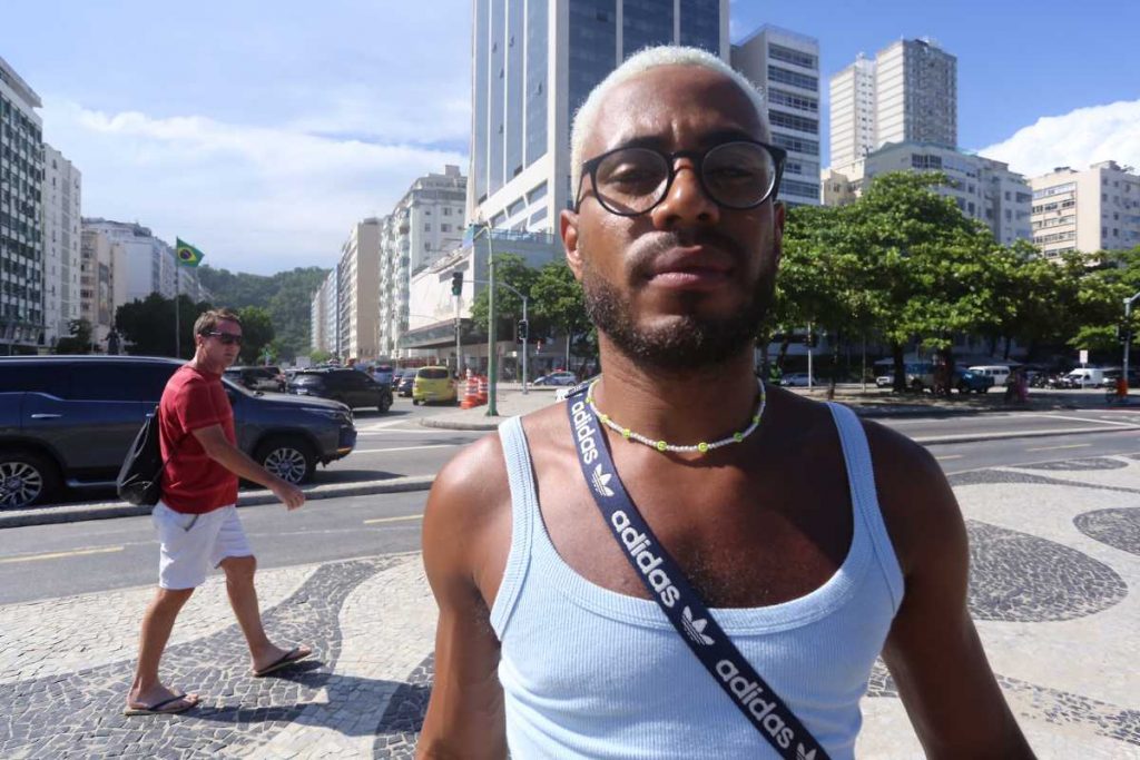 Ícaro Silva chegando credenciamento do baile da vogue