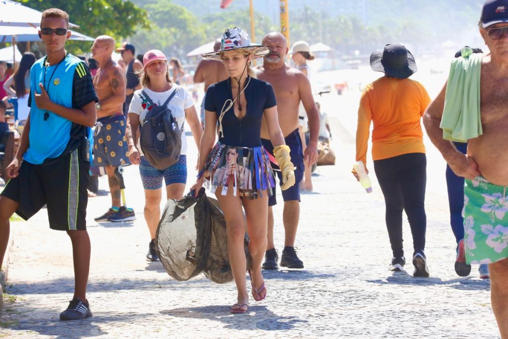 isabella santoni recolhendo lixo