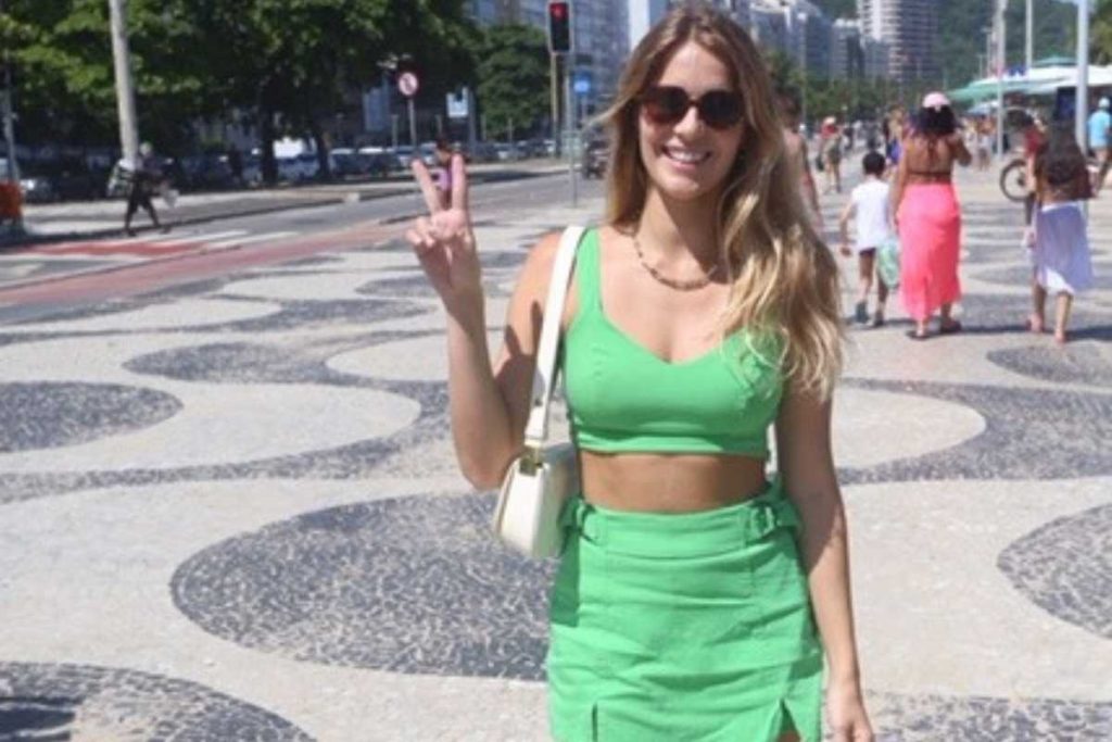 Isabella Santoni chegando credenciamento do baile da vogue