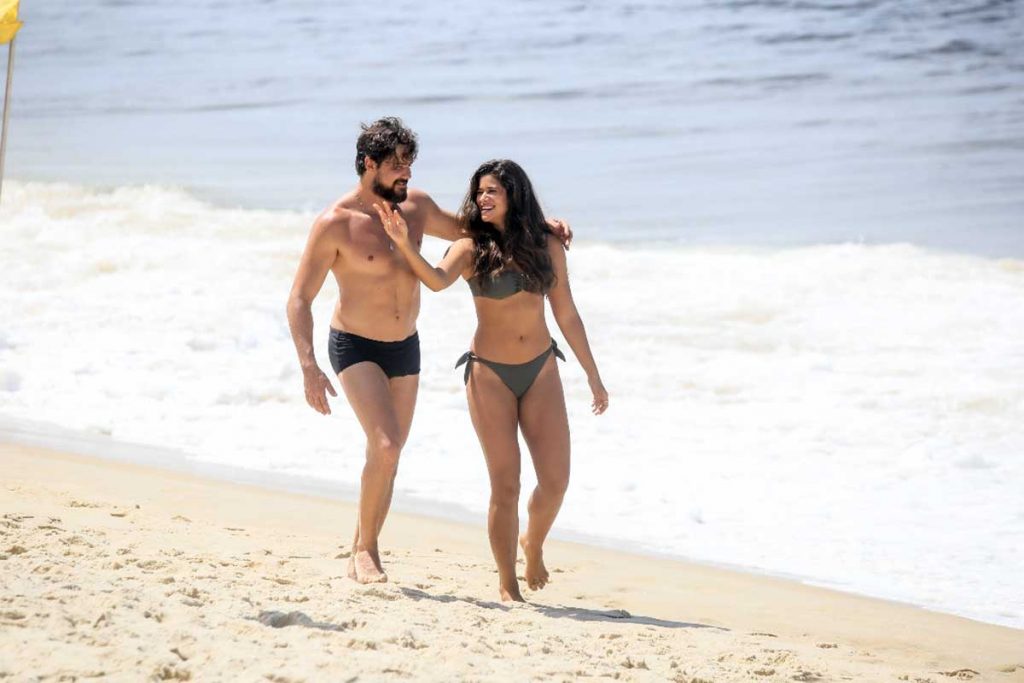 Sérgio Guizé e Isadora Cruz gravaram cenas românticas na praia