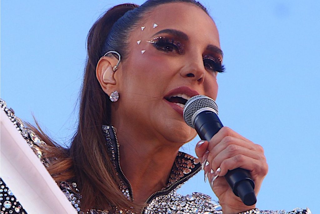 ivete sangalo falando ao microfone em trio elétrico no carnaval de salvador