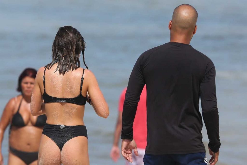 Jade Picon curtindo dia na praia da Barra da Tijuca acompanhada de segurança