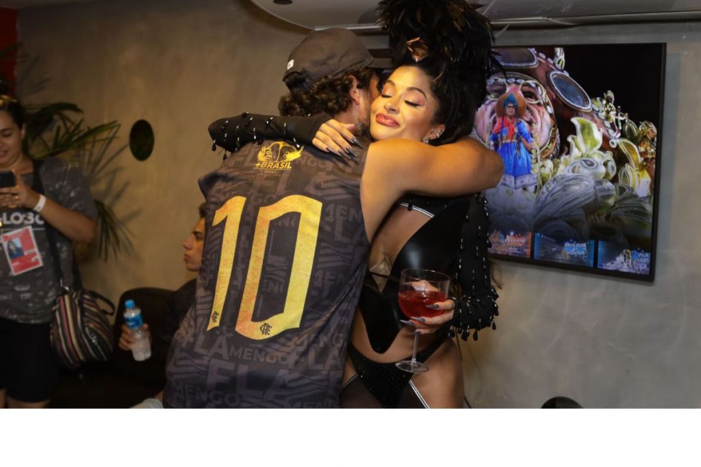 Jesus Luz e Aline Campos trocam abraço no Sambódromo do Rio de Janeiro