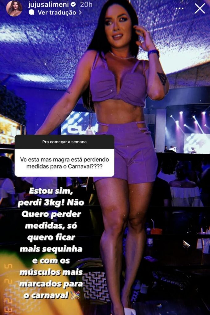 Juju Salimeni de saia e cropped roxo, print da caixinha de perguntas