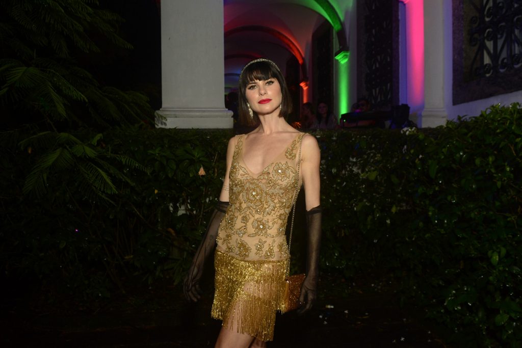 Julianne Trevisol escolheu um look todo dourado para a ocasião