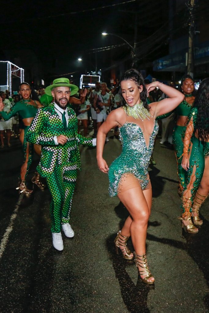 Larissa Tomásia se vestido verde com detalhes prata no ensaio de rua do Império Serrano