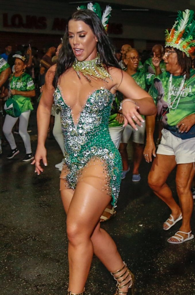 Larissa Tomásia se vestido verde com detalhes prata no ensaio de rua do Império Serrano 