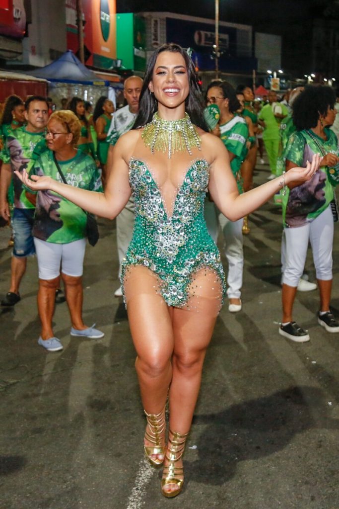 Larissa Tomásia se vestido verde com detalhes prata no ensaio de rua do Império Serrano