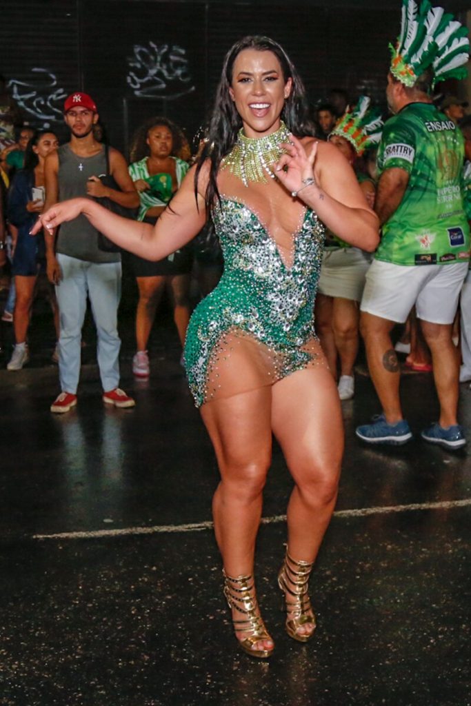 Larissa Tomásia se vestido verde com detalhes prata no ensaio de rua do Império Serrano