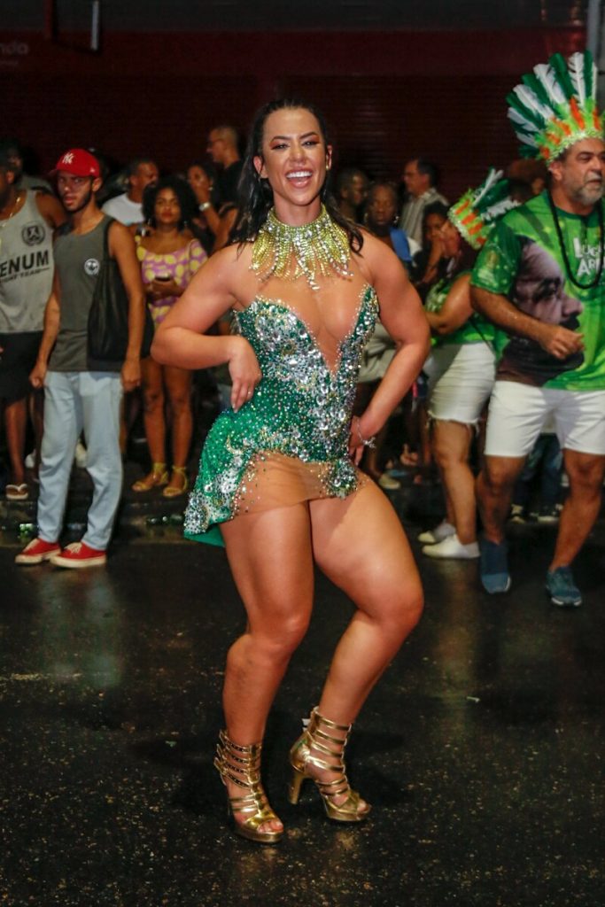 Larissa Tomásia se vestido verde com detalhes prata no ensaio de rua do Império Serrano 